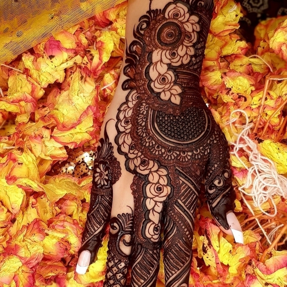 Henna - Picture 3 of 9